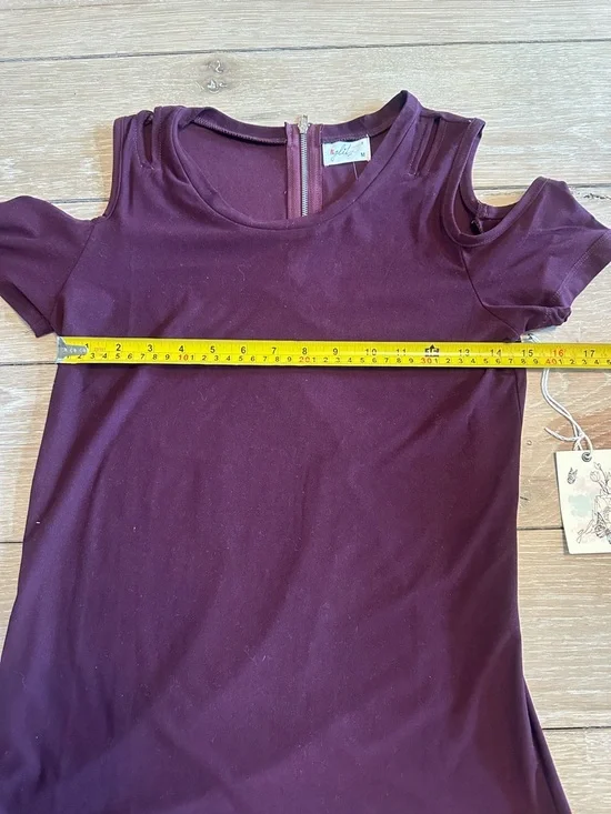 NWT Glitz Cold-Shoulder Short Sleeve Tee in Plum - Picture 6 of 6